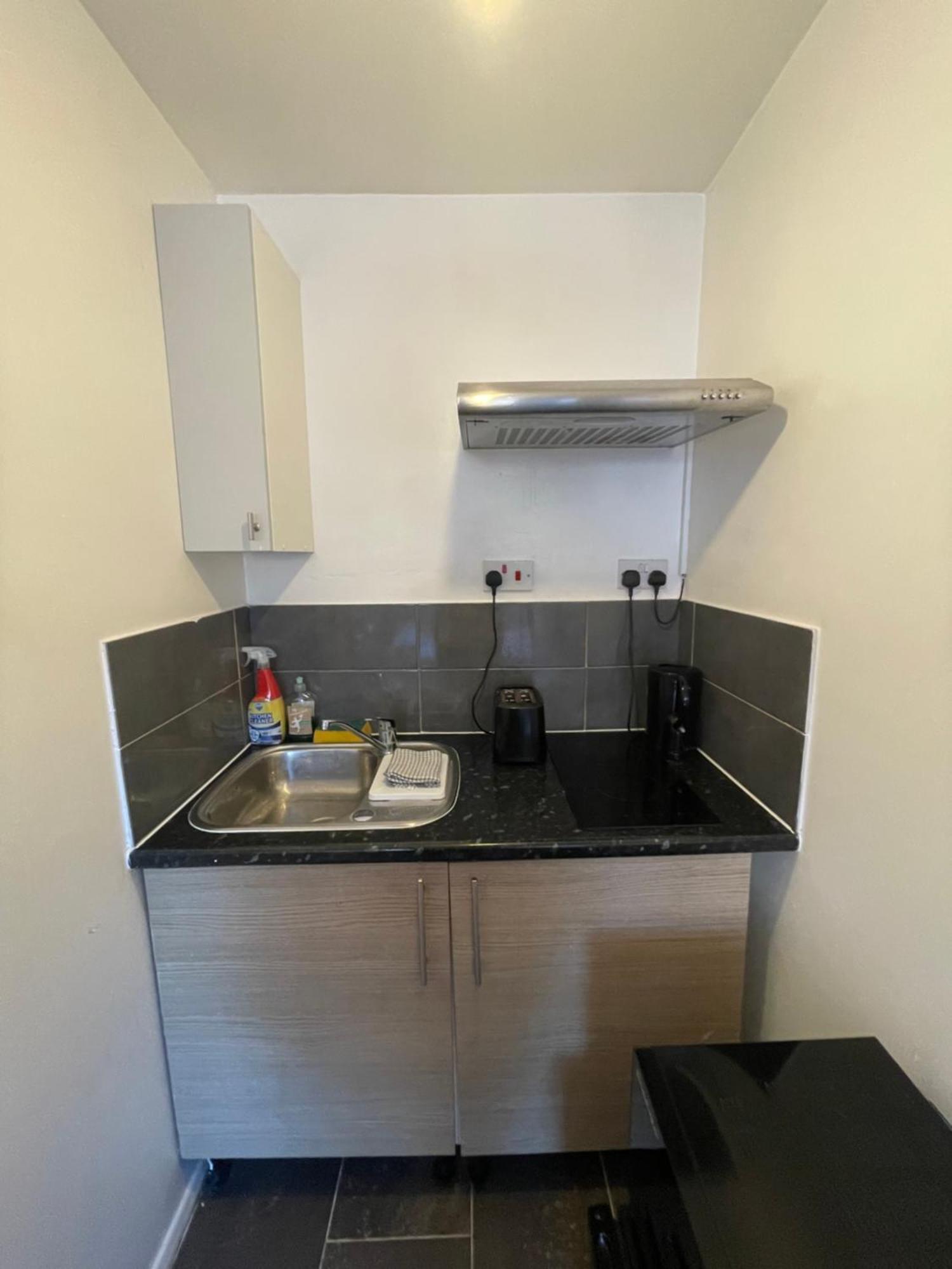 Fantastic Studio, Private Bathroom And Mini Kitchen. Апартаменты *